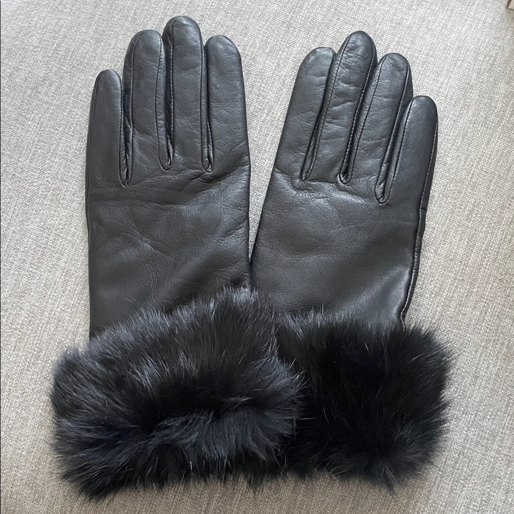 Elegant Black Leather Gloves with Fur Trim